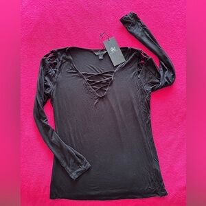 Rock & Republic Black Long Sleeve Women’s Cold-Shoulder Crisscross V-Neck Top
